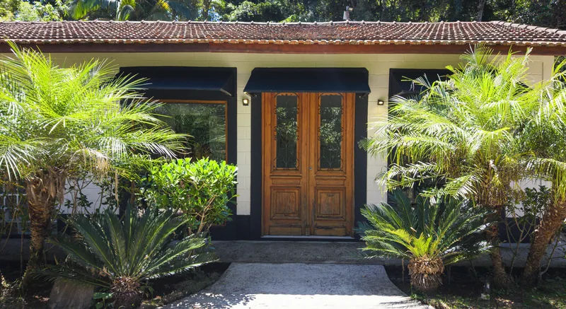 Fachada do coworking com deck de madeira e grandes portas de vidro