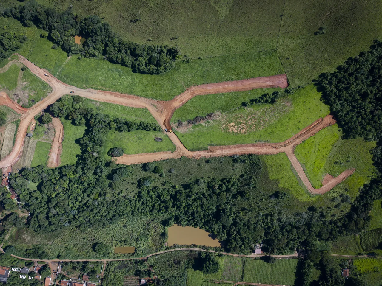 Vista aérea do Residencial Mariah mostrando vias, terrenos e áreas de vegetação